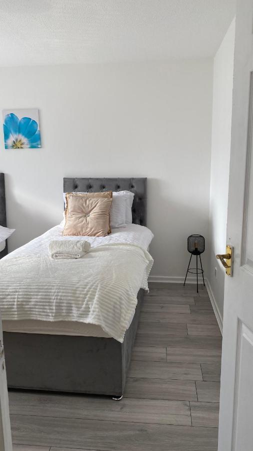Bv Luxury Spacious 3 Bedroom House At Isaac Close Manchester Exterior photo